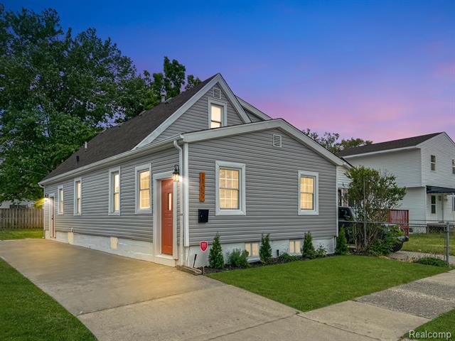 front view picture of 11052 Essex, Warren, MI. 48089