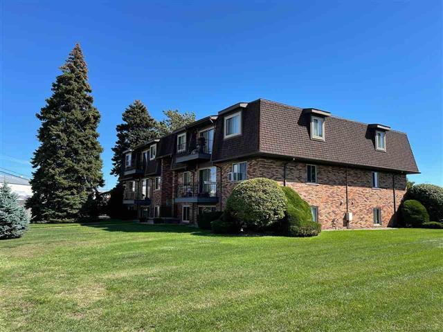 front view picture of 101 Riviera Dr, Saint Clair Shores, MI. 48080