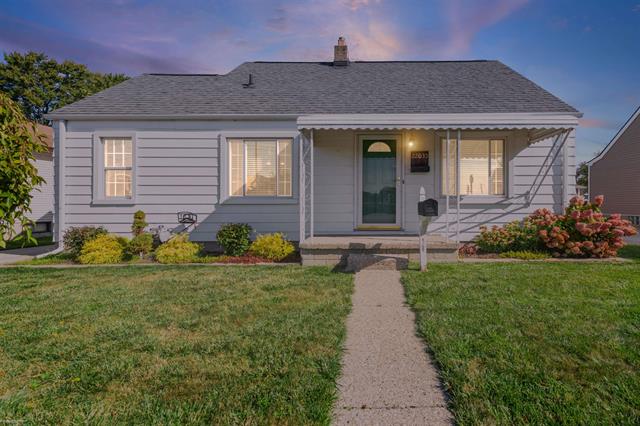 front view picture of 22035 Lakeview, Saint Clair Shores, MI. 48080