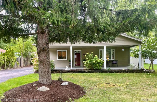 front view picture of 34794 Rhonswood Dr, Farmington, MI. 48335