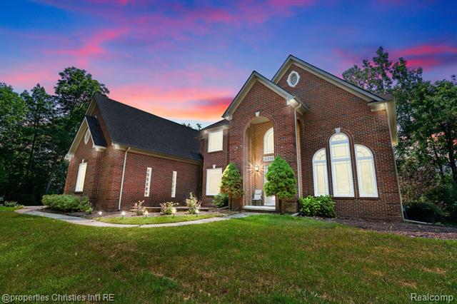 front view picture of 21232 Hetke Dr, Farmington, MI. 48335