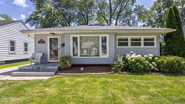 front view picture of 21528 Lakeview, Saint Clair Shores, MI. 48080