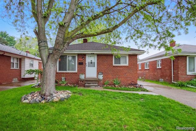 front view picture of 24296 Hayes, Eastpointe, MI. 48021