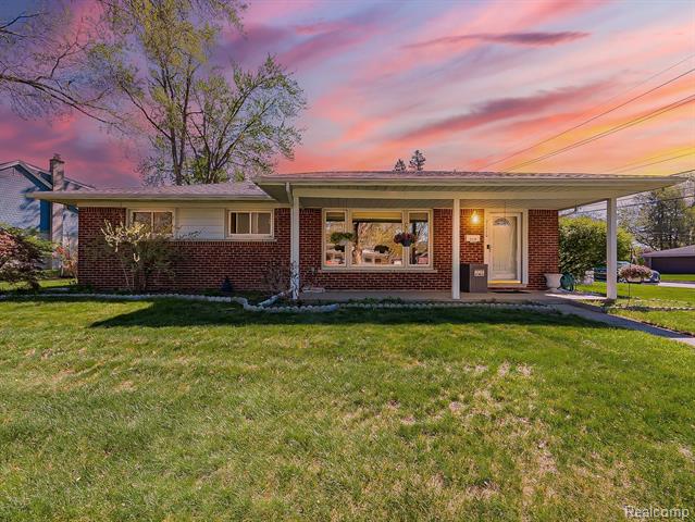 front view picture of 21110 Larkspur St, Farmington, MI. 48336