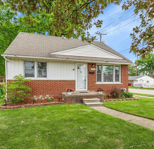 front view picture of 17941 Stephens, Eastpointe, MI. 48021