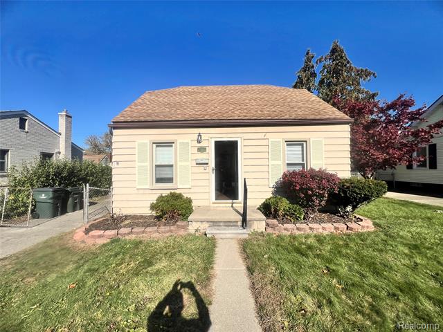 front view picture of 21905 Ridgeway, Saint Clair Shores, MI. 48080