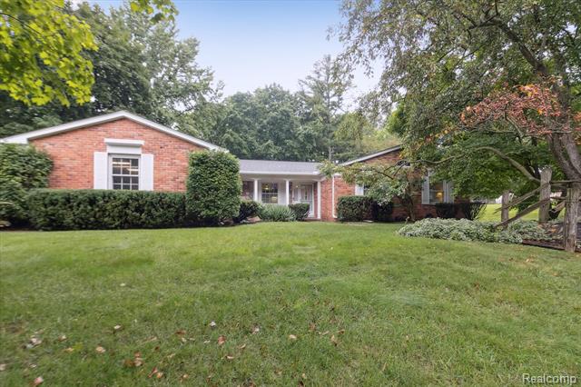 front view picture of 21111 Centerfarm Ln, Farmington, MI. 48335