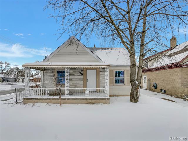 front view picture of 8140 Theisen, Center Line, MI. 48015