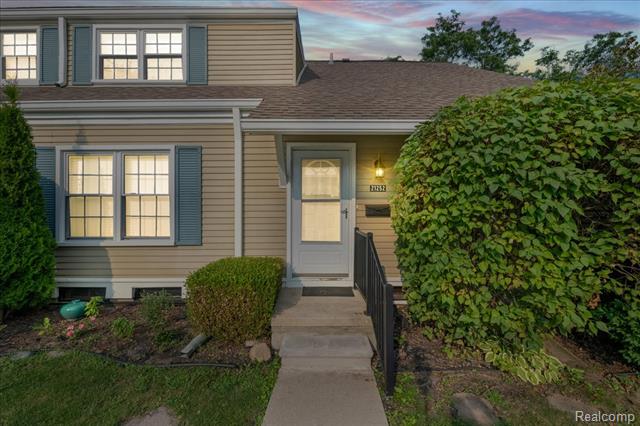 front view picture of 21252 E Glen Haven Cir, Northville, MI. 48167