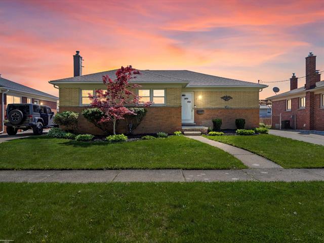 front view picture of 22458 10 Mile Rd, Saint Clair Shores, MI. 48080