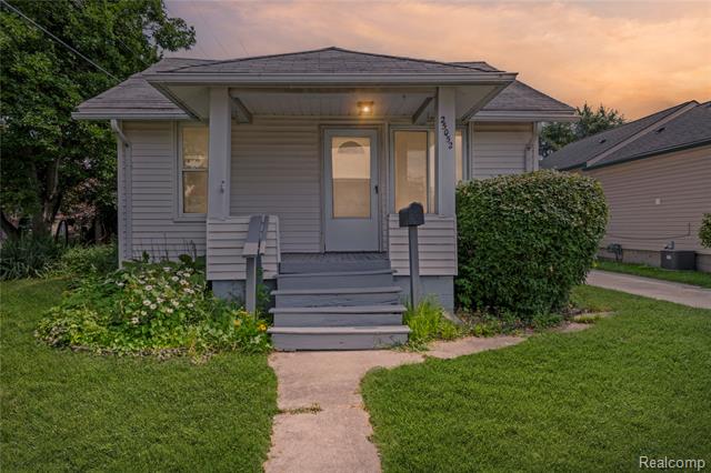 front view picture of 25052 Comfort, Center Line, MI. 48015