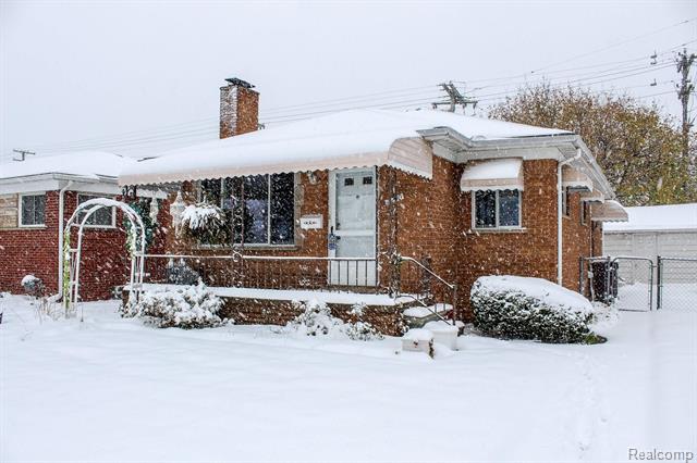 front view picture of 7210 Weingartz, Center Line, MI. 48015