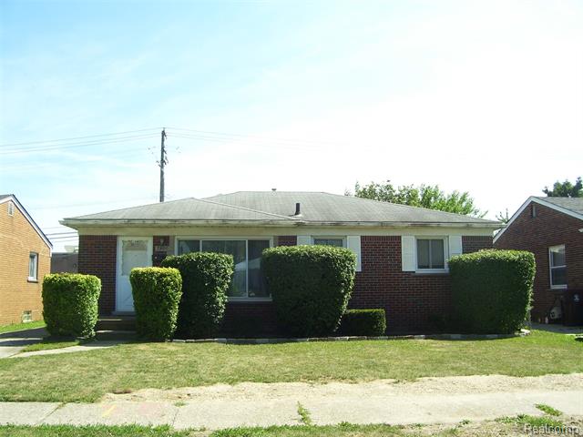 front view picture of 7300 Weingartz, Center Line, MI. 48015