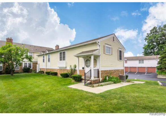 front view picture of 21360 E Glen Haven Cir, Northville, MI. 48167