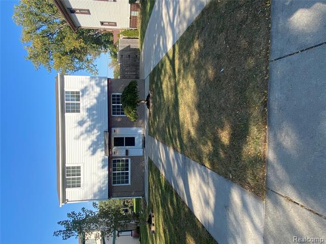 front view picture of 22011 10 Mile Rd, Saint Clair Shores, MI. 48080