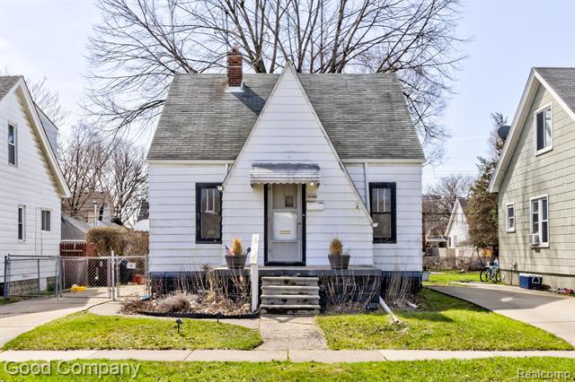 front view picture of 8104 Central, Center Line, MI. 48015