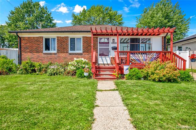 front view picture of 25075 Arlington, Roseville, MI. 48066