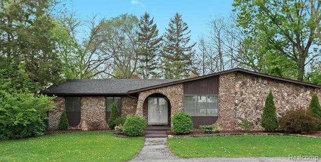 front view picture of 20937 Halsted Rd, Farmington, MI. 48335