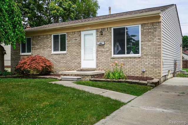 front view picture of 25202 Packard, Roseville, MI. 48066