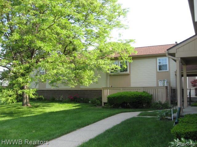 front view picture of 21049 E Glen Haven Cir, Northville, MI. 48167