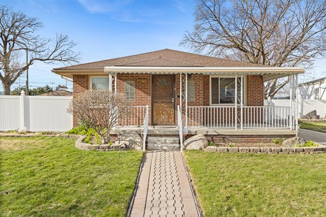 front view picture of 7369 Helen, Center Line, MI. 48015
