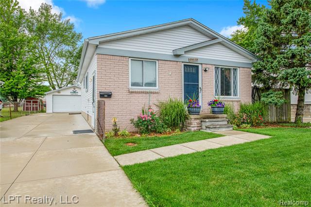 front view picture of 25531 Hoffmeyer, Roseville, MI. 48066