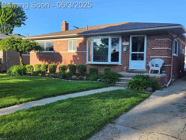 front view picture of 25374 Huron, Roseville, MI. 48066
