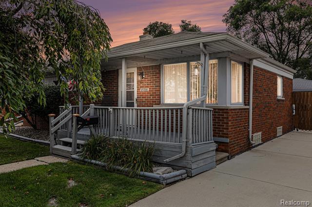 front view picture of 25216 Collingwood, Roseville, MI. 48066