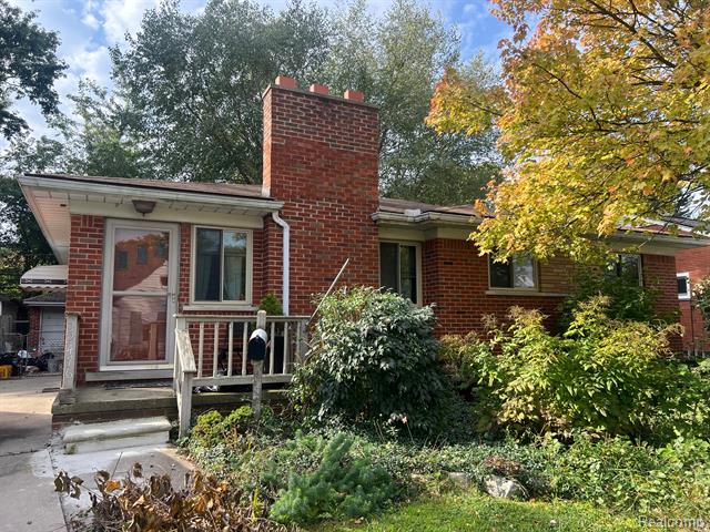 front view picture of 22476 Pointe, Saint Clair Shores, MI. 48081