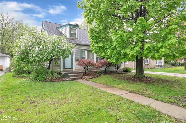 front view picture of 22450 Pointe, Saint Clair Shores, MI. 48081