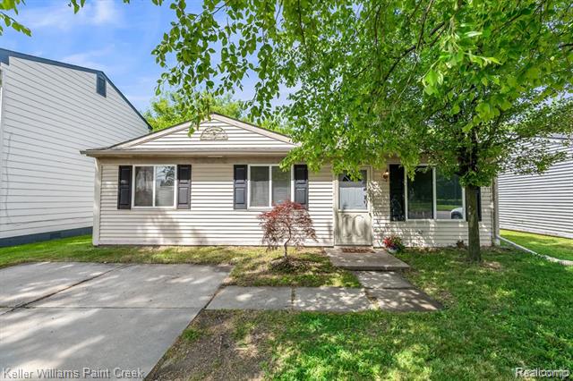 front view picture of 25809 Schoenherr Rd, Warren, MI. 48089