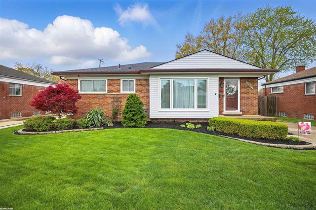 front view picture of 25507 Harmon, Saint Clair Shores, MI. 48081