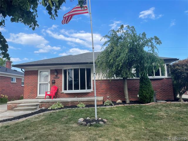 front view picture of 25506 San Rosa Drive, Saint Clair Shores, MI. 48081