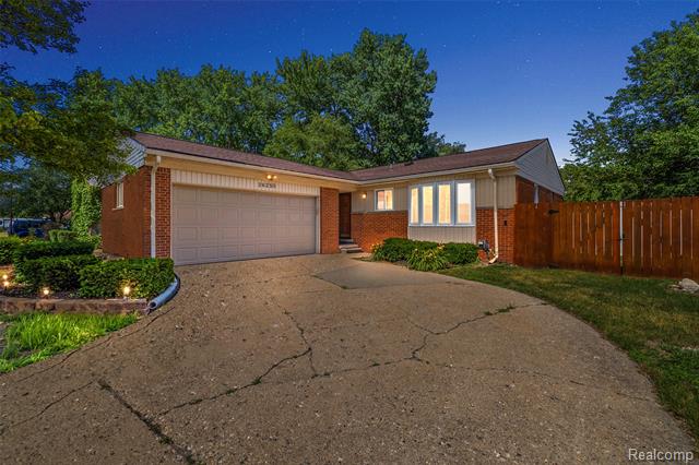 front view picture of 26250 Virginia, Warren, MI. 48091
