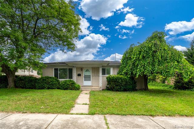front view picture of 16561 Capri, Roseville, MI. 48066
