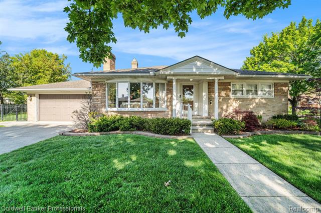 front view picture of 20915 Lakeland Ct, Saint Clair Shores, MI. 48081