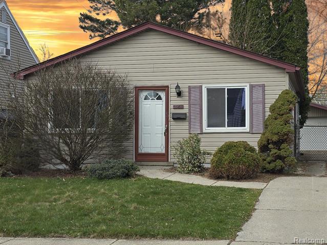 front view picture of 25811 Groveland, Roseville, MI. 48066