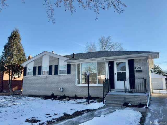 front view picture of 25664 Huron, Roseville, MI. 48066