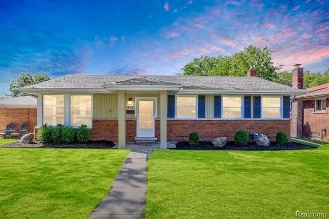 front view picture of 22200 Lakeshire, Saint Clair Shores, MI. 48081