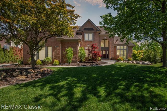 front view picture of 21982 York Mills Cir, Novi, MI. 48374