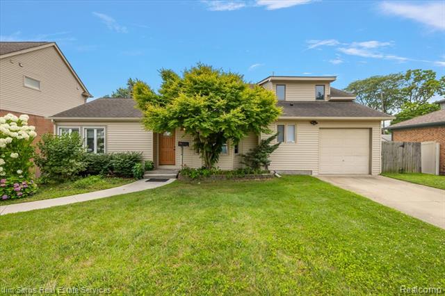 front view picture of 22470 Wildwood, Saint Clair Shores, MI. 48081