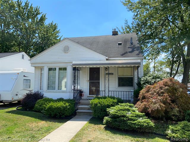 front view picture of 21208 Bon Heur, Saint Clair Shores, MI. 48081