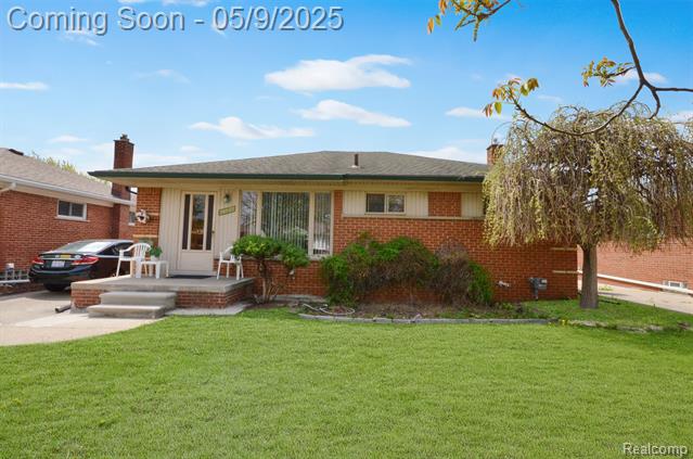 front view picture of 26081 Janet Ct, Roseville, MI. 48066