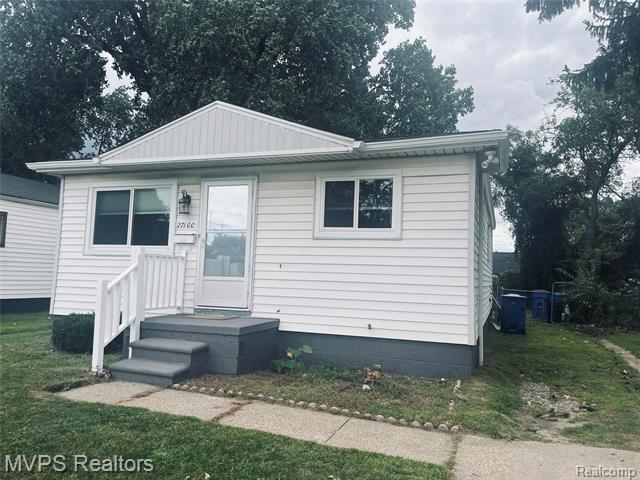 front view picture of 27100 Winslow, Warren, MI. 48092