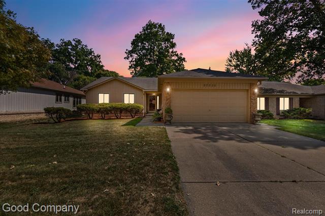 front view picture of 27226 Warner, Warren, MI. 48092