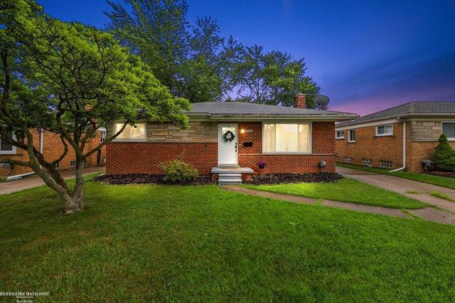 front view picture of 21400 Centennial, Saint Clair Shores, MI. 48081