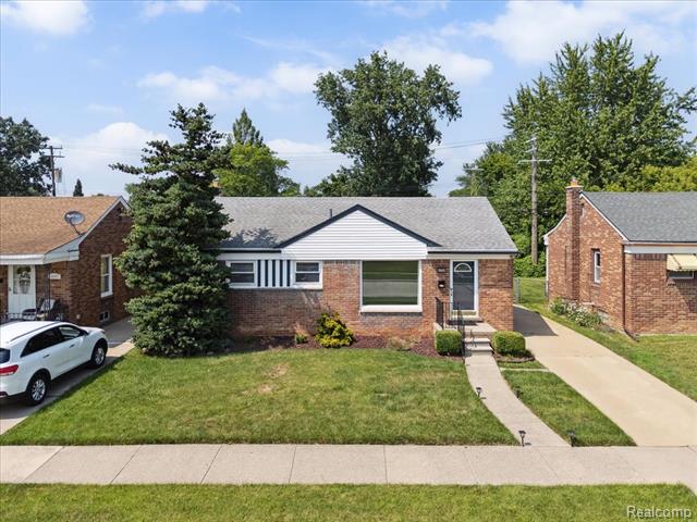 front view picture of 18465 Marquette, Roseville, MI. 48066