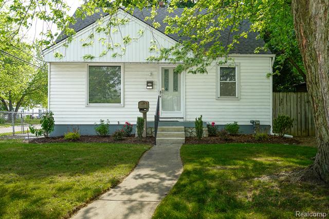 front view picture of 26340 Chippendale, Roseville, MI. 48066