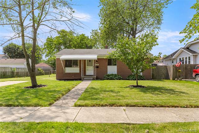 front view picture of 26339 Hollywood, Roseville, MI. 48066