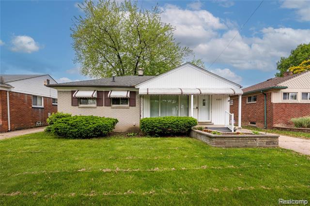 front view picture of 26211 Linwood, Roseville, MI. 48066